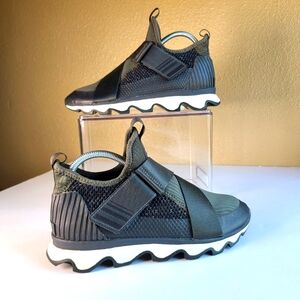 Sorel Kinetic Sneaker  Slip On Hook & Loop Green Sneaker womens size 8.5